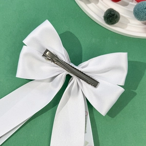 Barrette à cheveux élégante en satin blanc à double nœud avec pince crocodile en métal