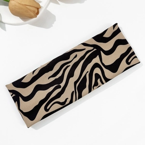 Détail du bandeau à motif zèbre sur fond blanc avec une élégante décoration de tulipe