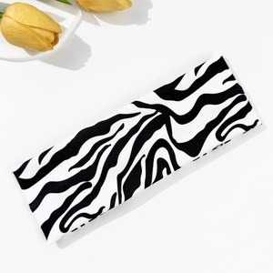 Détail du bandeau à motif zébré avec texture en tissu élastique doux et design noir et blanc