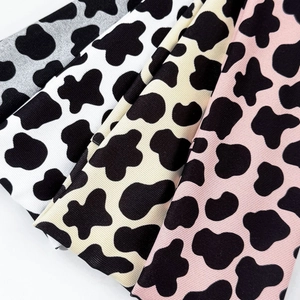 Detalle de cintas elásticas con estampado de leopardo y textura de punto acanalado