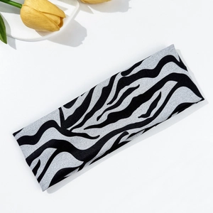 Détail d'un bandeau de sport large avec un motif zébré noir et blanc très contrasté