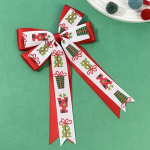 Détail d'un nœud papillon de Noël rouge avec motifs cadeaux sur un fond vert festif
