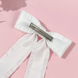 Pince à cheveux nœud en satin blanc élégante avec clip bec de canard sur fond rose