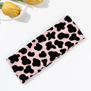 Primer plano de la diadema rosa con estampado de leopardo y detalle de la textura elástica suave