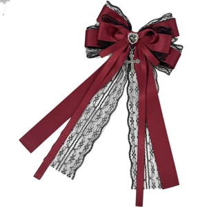 Barrette nœud en dentelle avec ruban bordeaux, cœur en cristal et pendentif croix