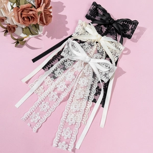 Lot de trois barrettes à cheveux en dentelle avec longs rubans en noir, crème et blanc