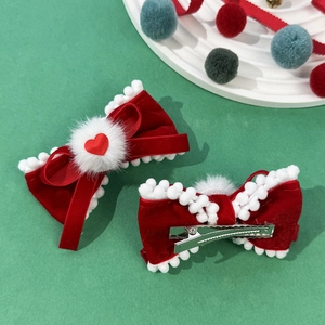 Barrette à cheveux nœud en velours rouge avec bordure en fourrure et détail cœur
