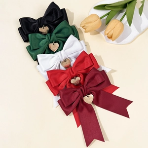 Elegantes Set aus Satin-Haarschleifen in fünf Farben mit goldenen Herzanhängern für Damen