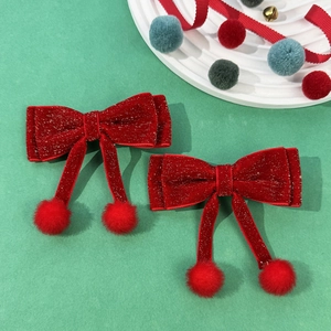 Détail de nœuds à cheveux en velours rouge avec paillettes et pompons pour fêtes