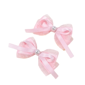 Lot de deux pinces à cheveux nuds roses en satin et organza avec perles sur fond blanc