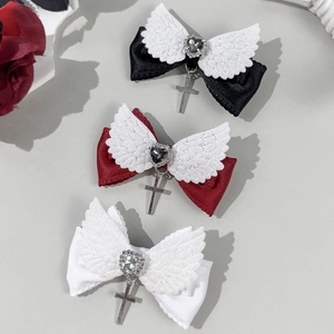 Lot de trois barrettes à nœuds avec ailes d'ange, pierres en cœur et pendentifs croix