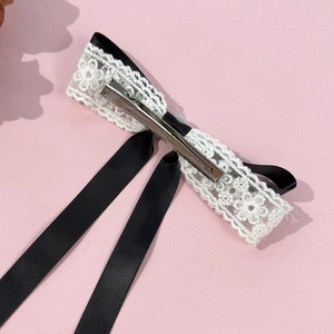 Pince à cheveux fleur en dentelle avec de longs rubans en soie noire et clip en métal