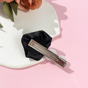 Pince à cheveux rose en satin noir élégante avec clip bec de canard en métal pour femmes