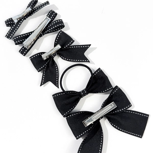 Set di 5 fermagli per capelli con fiocco nero e cuciture bianche e clip metalliche