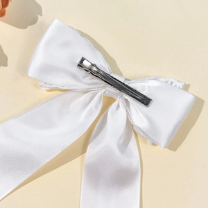 Pince à cheveux élégante en satin blanc avec nœud papillon, longs rubans et clip métal