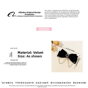 Détail de la barrette à nœud en velours avec chaîne de perles et détails techniques