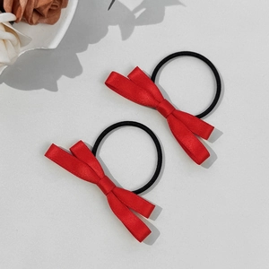 Détail de nœuds à cheveux en satin de soie rouge avec élastiques pour coiffures mignonnes