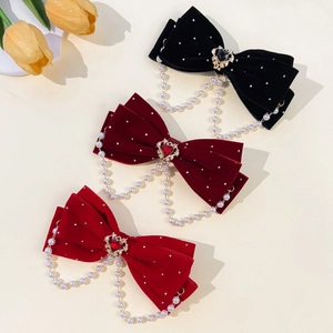 Barrette à cheveux nœud en velours vintage avec bijou cœur et chaîne de perles élégante