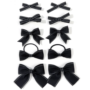 Dettaglio set di 10 fiocchi per capelli neri con cuciture a contrasto in stile college