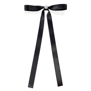 Barrette élégante en satin noir avec perle blanche et ruban en dentelle délicat
