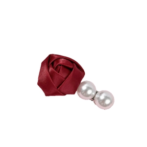 Barrette élégante avec rose en satin rouge, perles blanches et pince croco en métal argent