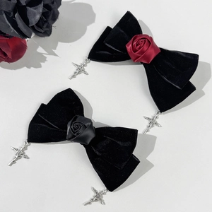 Gothic Samt-Haarschleifen mit roter Rose und silbernen Kreuzanhängern im 2er-Set
