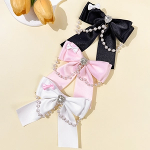 Set di tre fermagli per capelli a fiocco in raso con strass a cuore e perle pendenti
