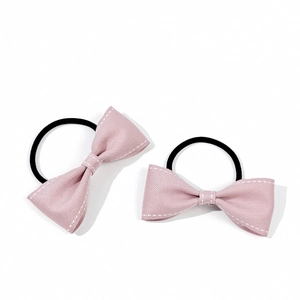 Coppia di elastici per capelli con fiocchi rosa e cuciture bianche su fasce nere elastiche
