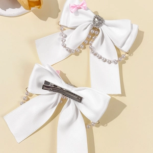 Dolci mollette per capelli in raso bianco con catene di perle e dettagli strass