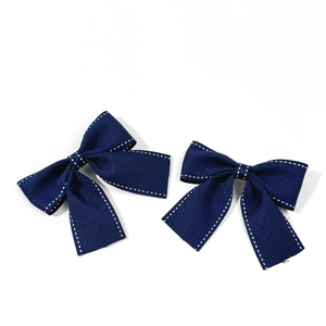 Paio di fiocchi blu scuro con cuciture bianche per accessori per capelli e decori