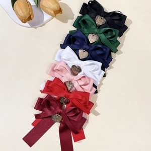 Elegante Satin-Haarspangen mit goldenem Herzanhänger in sieben Farben für Damen