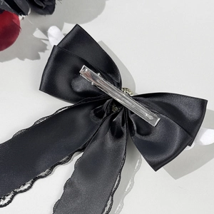 Pince à cheveux nœud noir avec dentelle et oreilles en peluche, style gothique sur fond gris