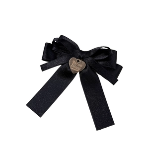 Eleganter schwarzer Satin-Haarclip mit Herzanhänger aus Gold und feiner Gravur