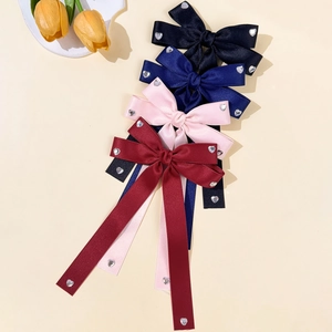 Barrettes à cheveux élégantes en satin avec strass cœur en noir, marine, rose et bordeaux