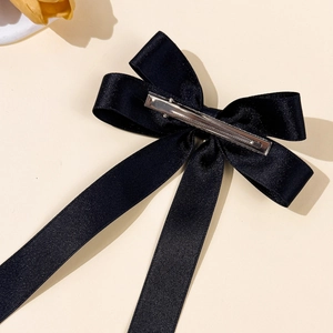 Barrette à nœud en satin noir élégante avec une pince crocodile en métal argenté
