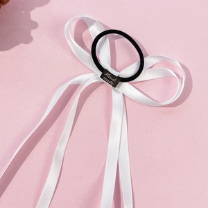 Elegante elastico per capelli in raso bianco con fiocco di balletto, nastri lunghi e etichetta
