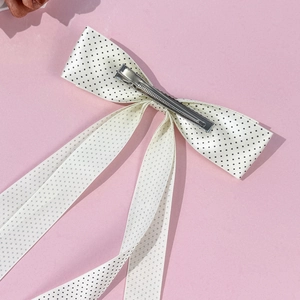 Fermaglio per capelli stile francese con fiocco a pois e nastri lunghi su rosa