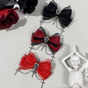 Gothic Lolita Haarschleifen mit schwarzer Spitze, Kreuzketten und Metallanhängern