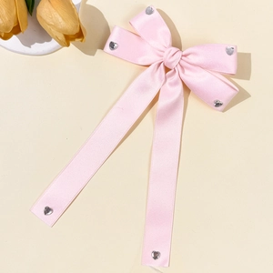 Barrette nœud en satin rose avec clous en cœur argentés et longs rubans fluides