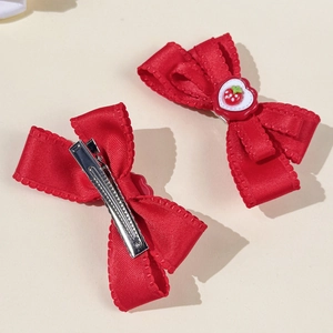 Barrettes à cheveux nœud en satin rouge avec fraise et pince crocodile en métal