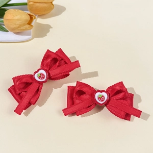 Détail de barrettes rouges en forme de nœud avec motif fraise mignon pour filles