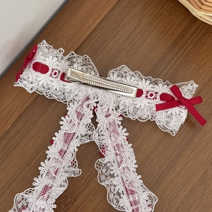 Barrette à nœud en dentelle blanche avec rubans rouges et motif floral avec clip en métal