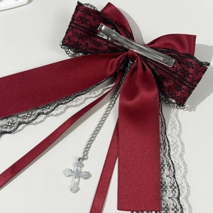 Barrette nœud satin bordeaux avec dentelle noire, chaînes argentées et pendentif croix