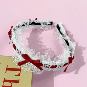 Serre-tête en dentelle blanche avec nœuds rouges sur fond rose pour coiffure femme