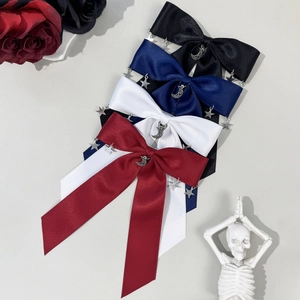 Barrette nœud gothique en satin avec breloques lune et étoile en noir bleu et blanc