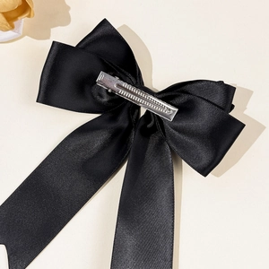 Classico fiocco per capelli in raso nero con nastri lunghi e clip a coccodrillo in metallo