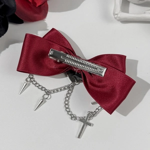 Fermaglio a fiocco in raso rosso scuro con catene d'argento e croci stile gotico punk