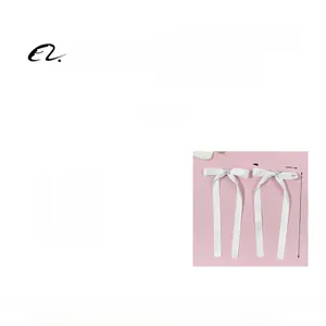 Détail du nœud papillon blanc avec perle dimensions 22 cm par 10,5 cm pour cheveux