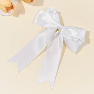 Elegante fermaglio per capelli in raso bianco con fiocco a strati e nastri lunghi