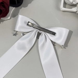 Pince à cheveux nœud en satin blanc gothique avec charms étoile et lune argent